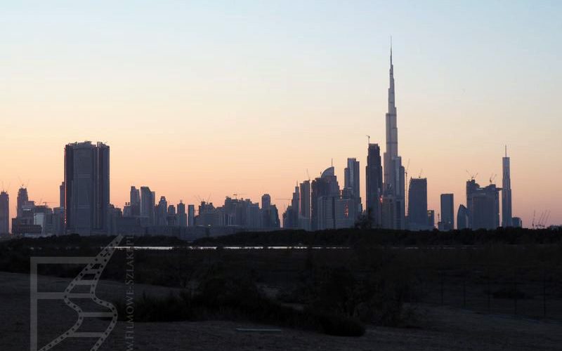 Panorama Dubaju wieczorem