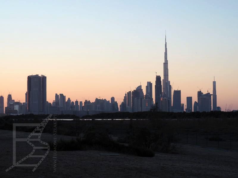 Panorama Dubaju wieczorem