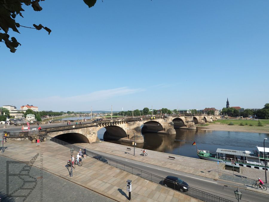 Most Fryderyka Augusta w Dreźnie na rzece Łaba (Augustusbrücke)