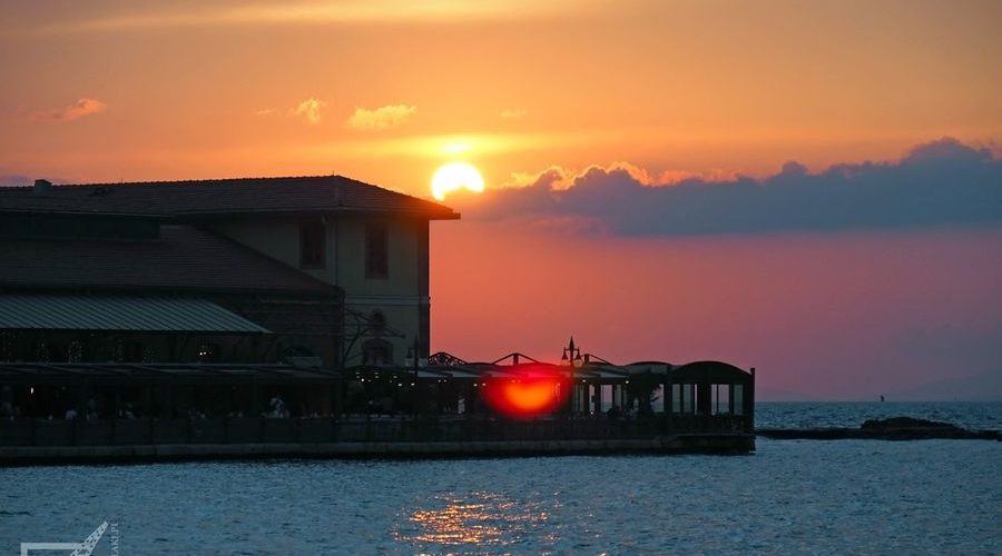 Izmir i zatoka izmirska przed zachodem słońca