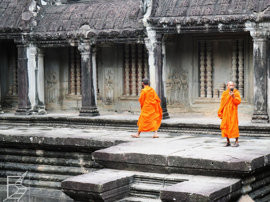 Angkor Wat to wciąż czynna świątynia buddyjska, stąd obecność mnichów nie zaskakuje.