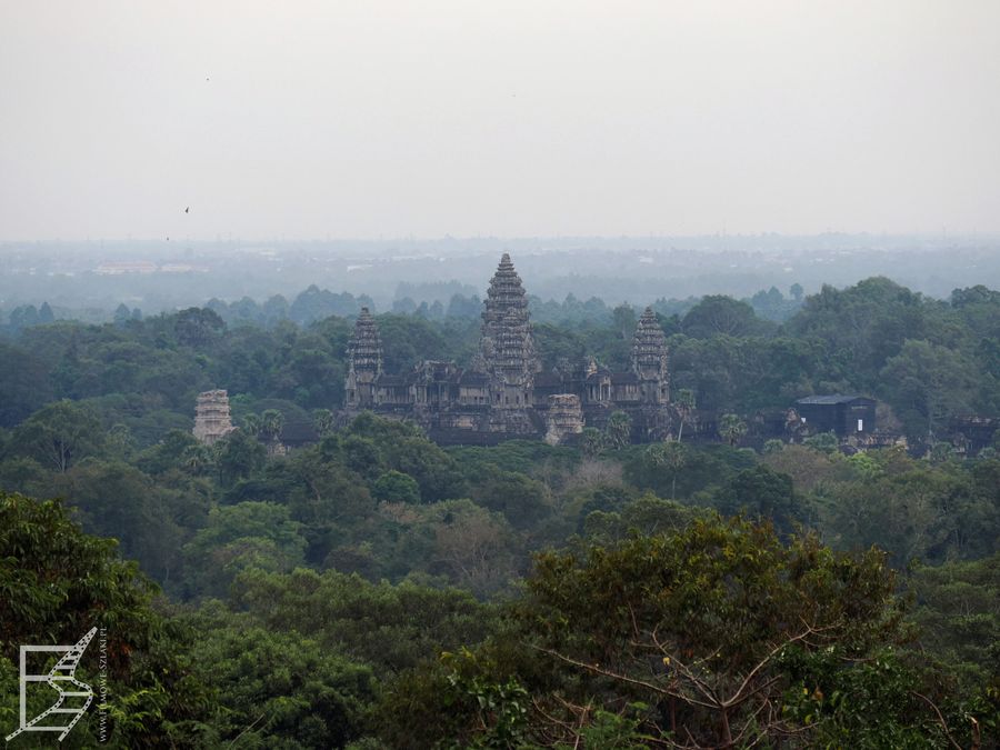 Widok z Phnom Bakheng na Angkor Wat