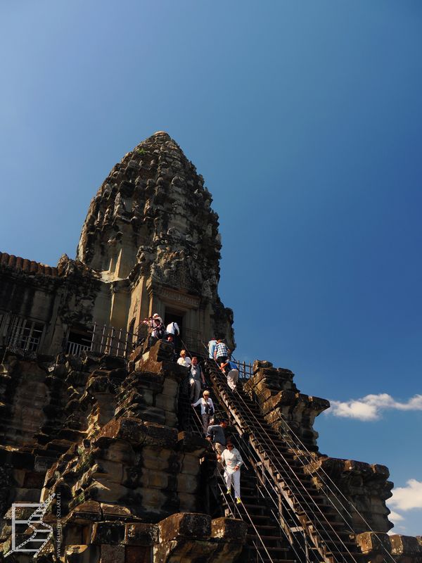Wchodząc do Angkor Wat (po schodach do centralnej części)