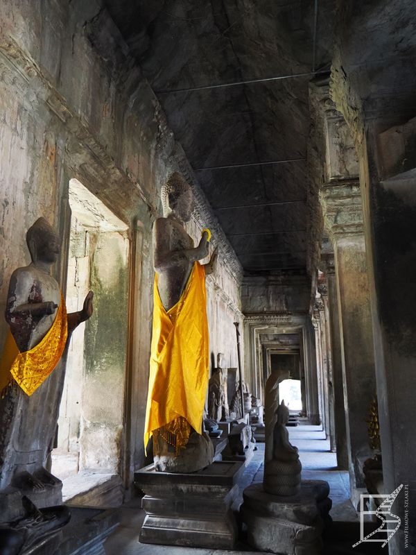 Posągi Buddy w Angkor Wat