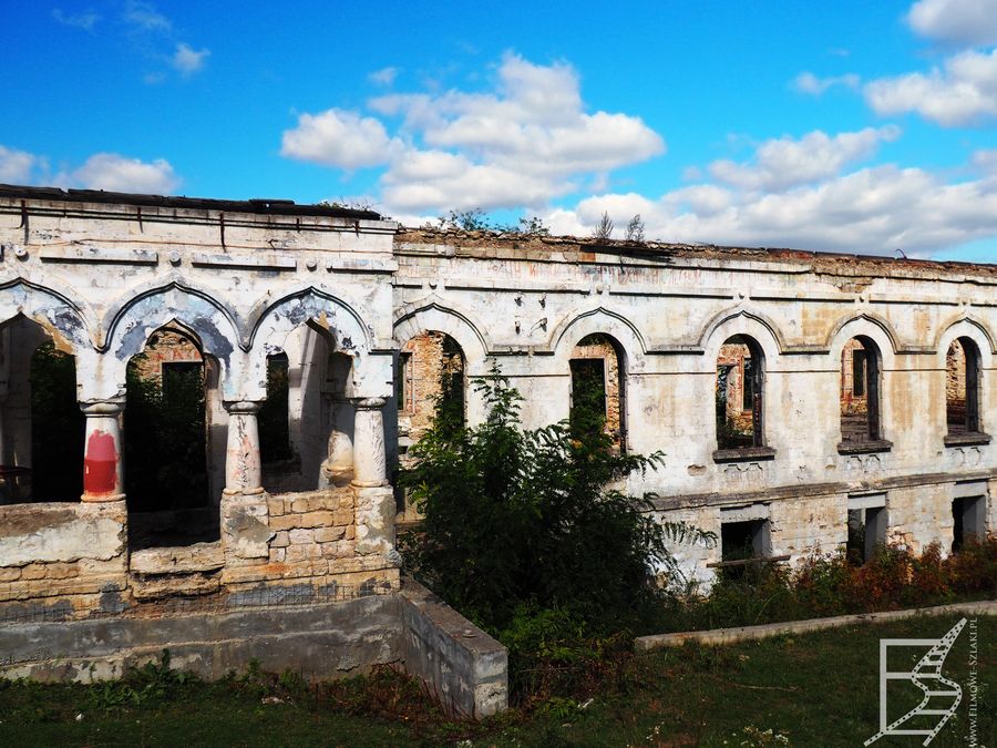 Ruiny wewnątrz monasteru