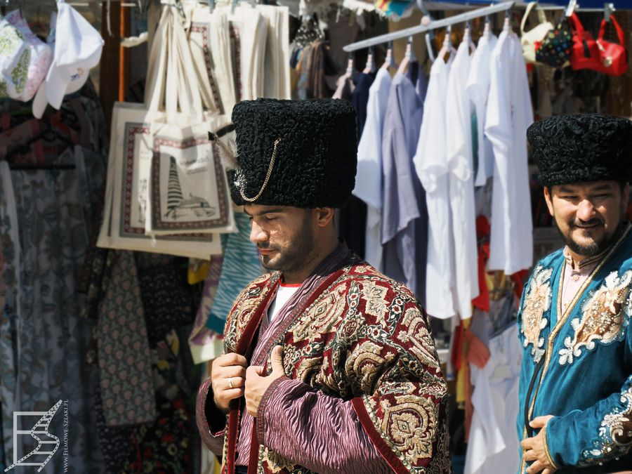 Jedną z atrakcji Chiwy są aktorzy, którzy wcielają się w rolę kupców, władców czy mieszkańców historycznej Chiwy. Ich zadanie to przede wszystkim stworzyć klimat