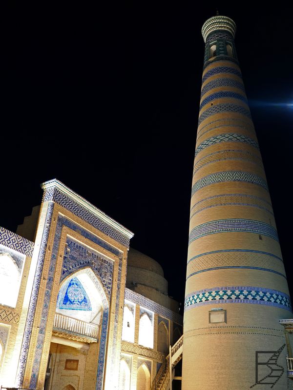 Meczet i minaret Islam-Khoja nocą