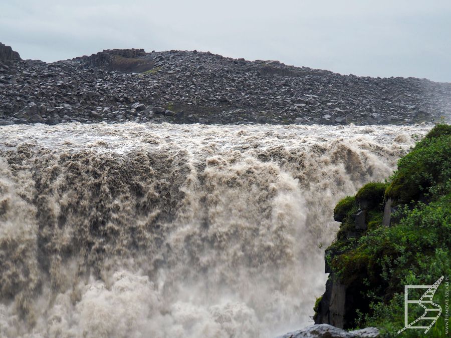 Dettifoss robi spore wrażenie, wyróżnia się na tle innych wodospadów Islandii