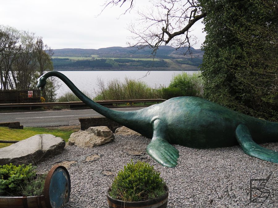 Potwór z Loch Ness jest obecny w okolicy w postaci maskotek, ozdób, czy nawet figurek lub rzeźb