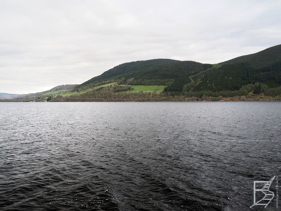 Jezioro Loch Ness jest długie, głębokie, acz raczej wąskie