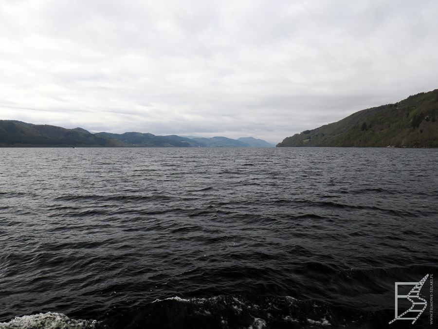 Ciemna woda jeziora Loch Ness