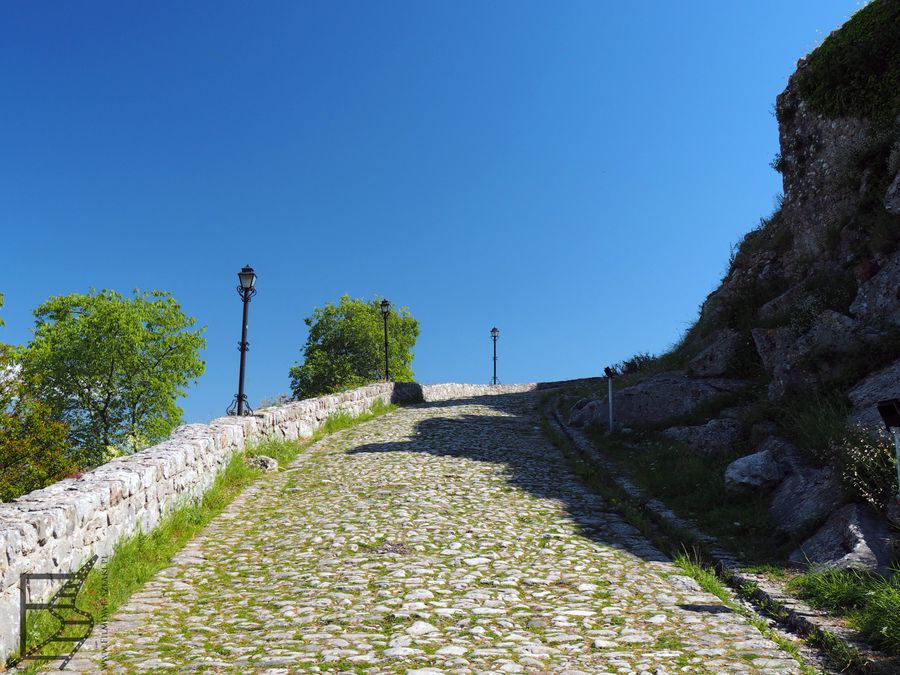 Wejście na zamek Rozafy