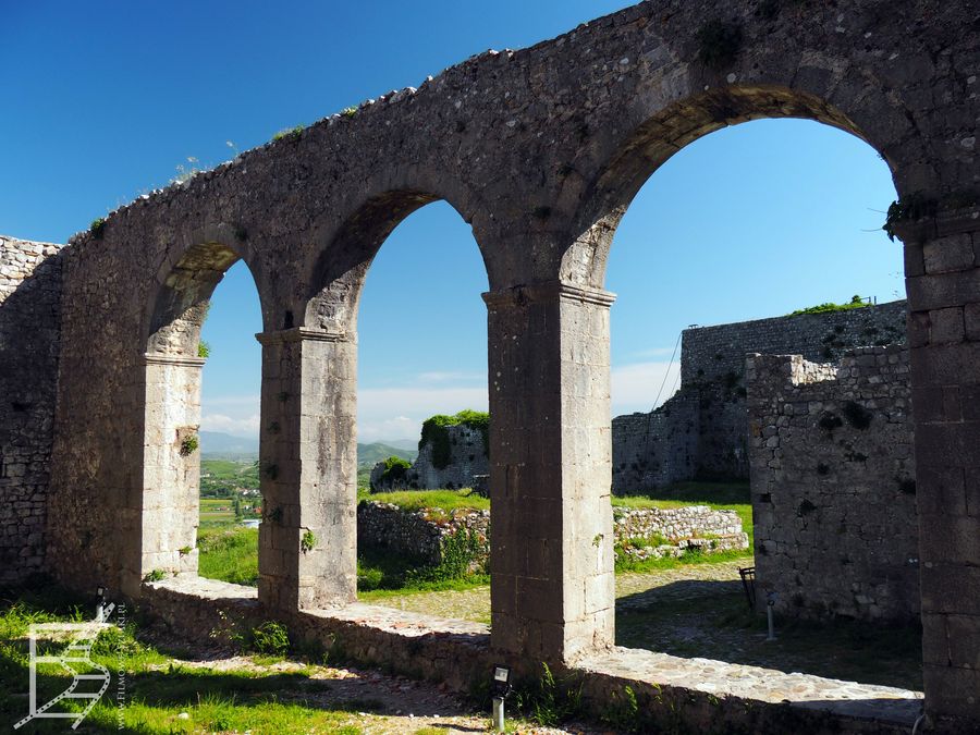 Część ruin w zamku Rozafy jest odrestaurowana. Działa tu też muzeum.