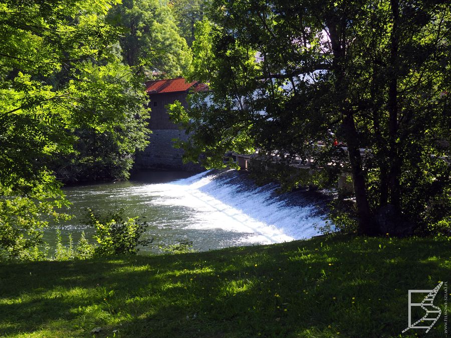 Okolice jaskini Postojnej są zielone i sporo tu sklepików