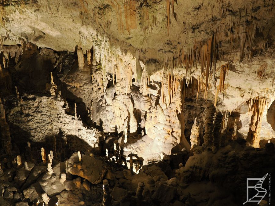 Stalaktyty i stalagmity oraz inne formacje skalne