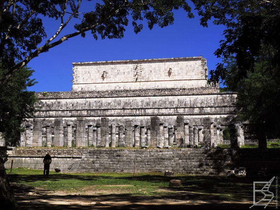 Większość ludzi jednak interesuje się przede wszystkim Zamkiem, w odleglejszych zakątkach Chichén Itzá jest zdecydowanie mniejszy tłok