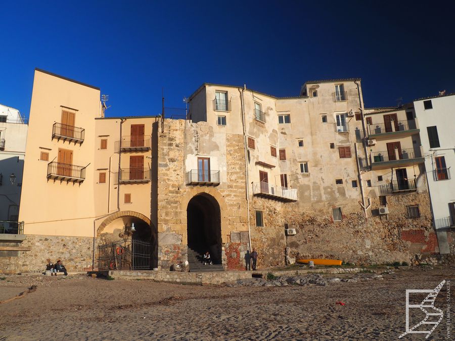 Plaża w Cefalù widziana z portu