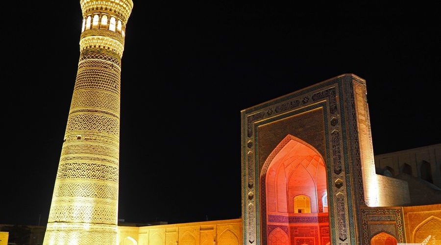 Buchara nocą i oświetlony minaret Kalan