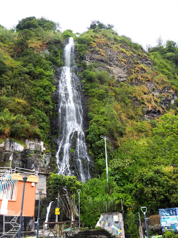 Nad Baños de Agua Santa wznosi się wodospad Cascada de la Virgen