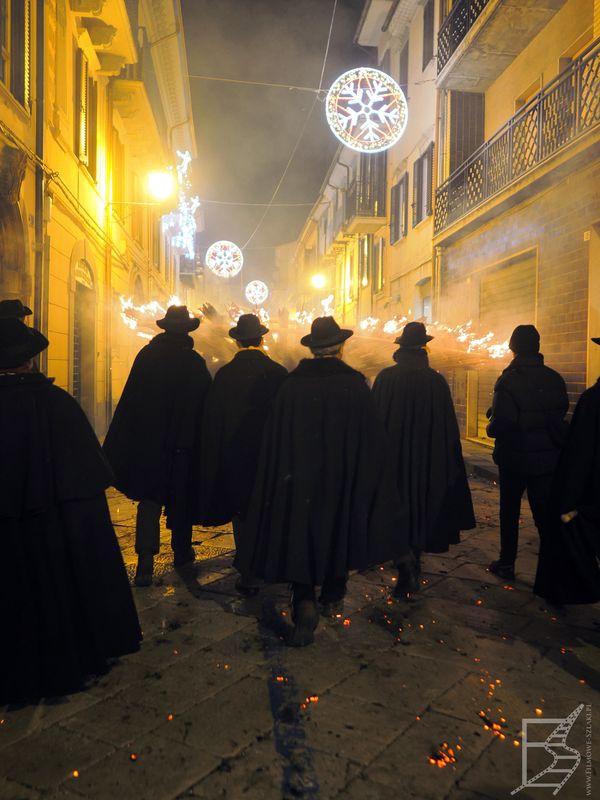 Tradycyjne stroje uczestników parady La ‘Ndocciata Tradicionale w Agnone