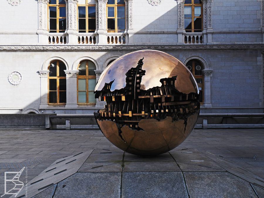 Sfera wewnątrz sfery (Sphere Within Sphere, Sfera con sfera). Autor Arnaldo Pomodoro wyrzeźbił ją na wystawę Expo w Montrealu 