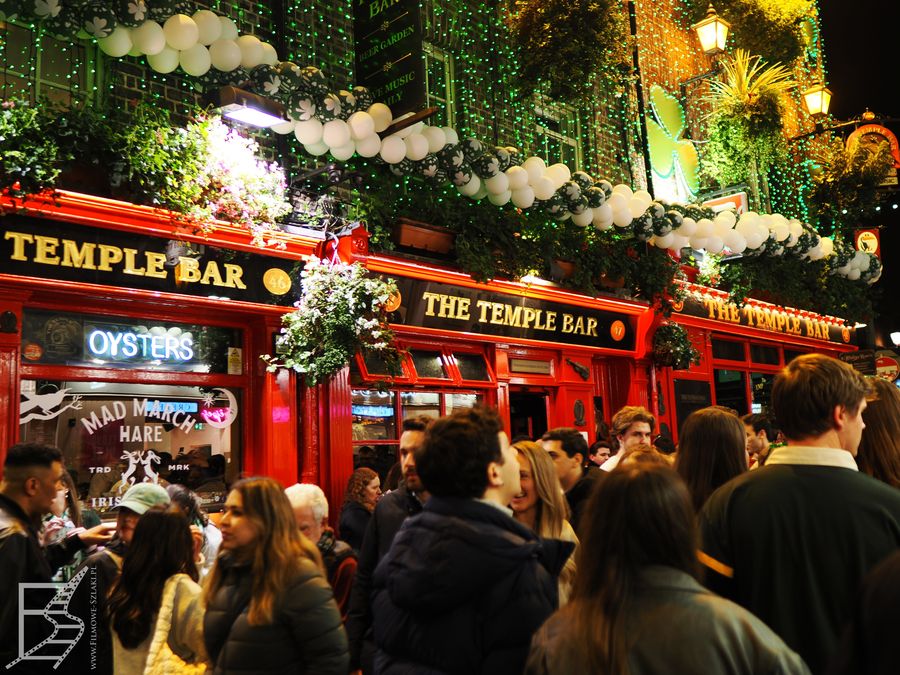 Tłumy ludzi pod Temple Bar Pub, oczywiście przystrojony