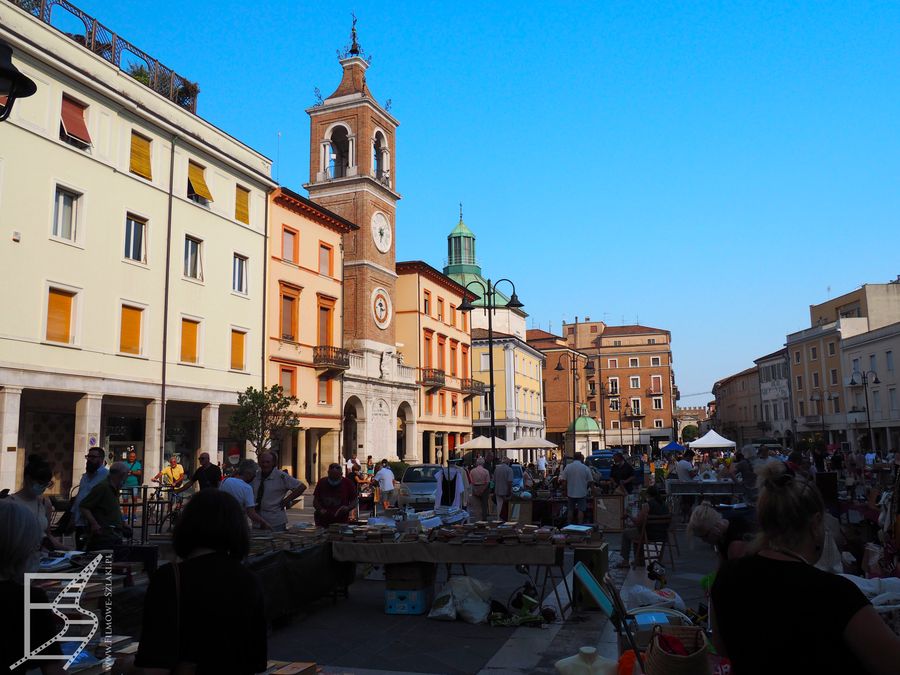 Plac Trzech Męczenników i targ odbywający się w Rimini